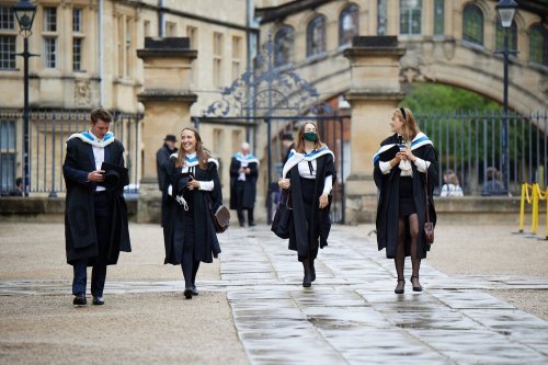 Scădere masivă a studenților UE din universitățile britanice