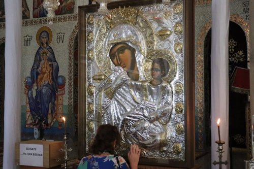 Clujenii s-au închinat la Icoana făcătoare de minuni a Maicii Domnului „Paramythia”