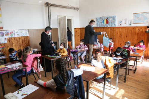 200 de elevi devaforizaţi au primit rechizite oferite de Arhiepiscopia Sibiului