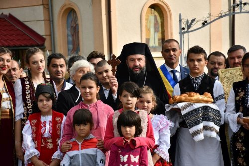 Reuniune a fiilor satului la Dalboșeț, județul Caraș-Severin