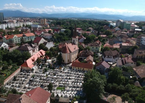 Mari români înmormântaţi în cimitirul Bisericii din Groapă