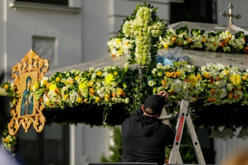 Veșmânt de flori pentru baldachinul Sfintei Cuvioase Parascheva de la Iași