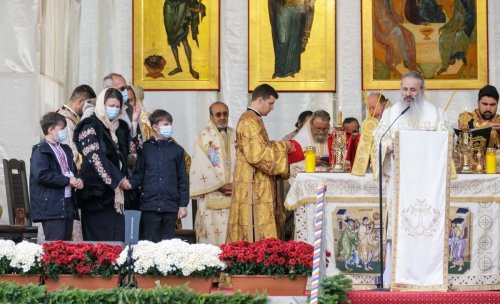 Patru familii au fost decorate de Mitropolitul Moldovei și Bucovinei în contextul Anului omagial 2021