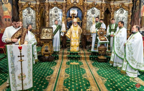 Liturghie arhierească  în Duminica a 22-a  după Rusalii la Roman