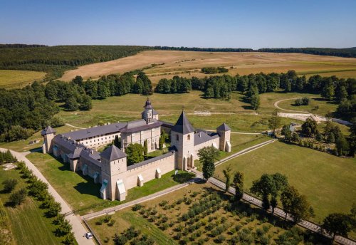 Mănăstirea Dragomirna, loc de pace şi frumuseţe