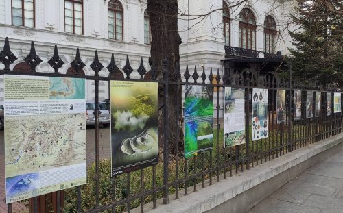 Expoziție stradală la Palatul Suțu