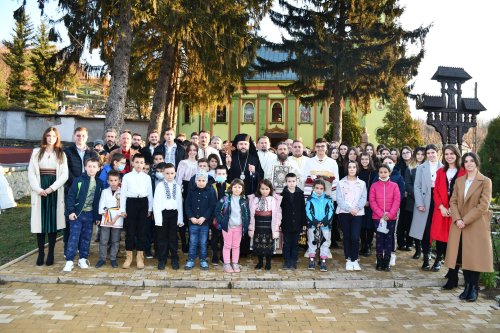 Preasfințitul Lucian alături de zeci de copii și tineri din Oravița