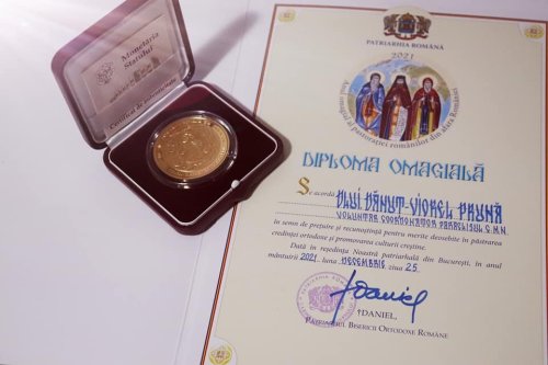 Voluntarii de la Paraclisul Catedralei Mântuirii Neamului au primit distincţii din partea Patriarhului României