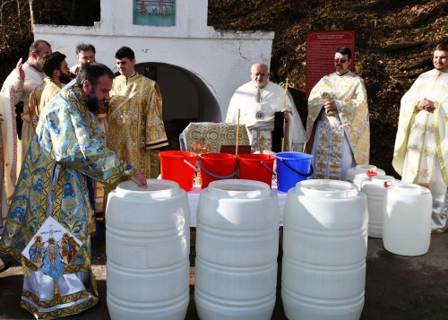 Slujba Sfințirii Mari a apei la Mănăstirea Vasiova
