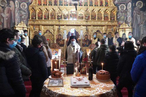 Poetul Mihai Eminescu a fost omagiat de elevii Seminarului Teologic „Sfântul Andrei“ din Galaţi 