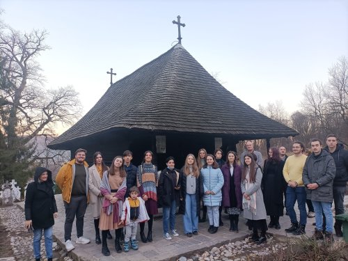 Tineri în pelerinaj la mănăstiri din Oltenia