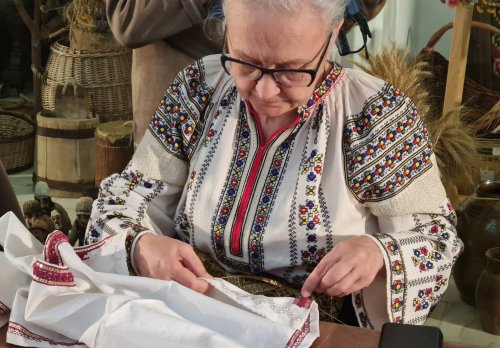 Dragostea pentru ia tradițională a reînviat șezătorile în Vrancea