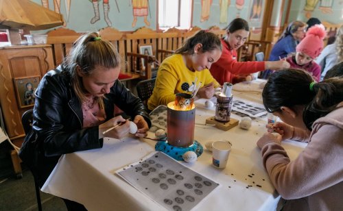 Atelier de încondeiat ouă la Parohia Satu Nou‑Șcheia