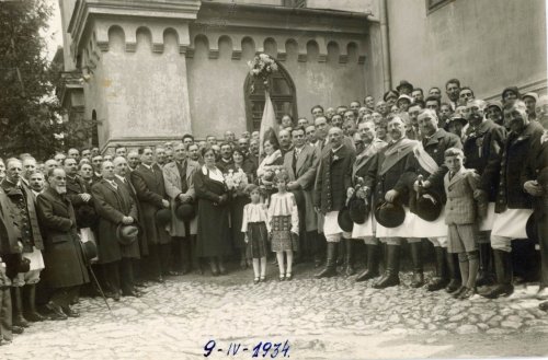 Fotografie-document cu sfințirea steagului Societății Junilor Bătrâni din Brașov