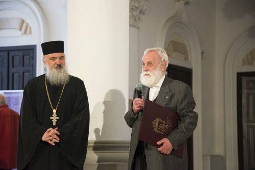Crucea Moldavă oferită maestrului Ștefan Câlția la Iași