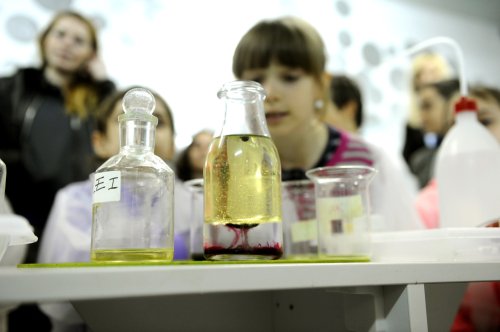 Zece mii de laboratoare în şcoli din fonduri europene