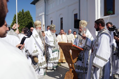 Trei ierarhi au sfințit biserica Mănăstirii Slănic