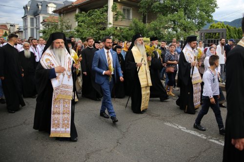 Mii de oameni, împreună cu sfinții, prin Piatra Neamț