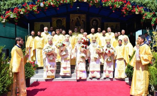 Cinci ierarhi la hramul Catedralei Episcopale din Huși