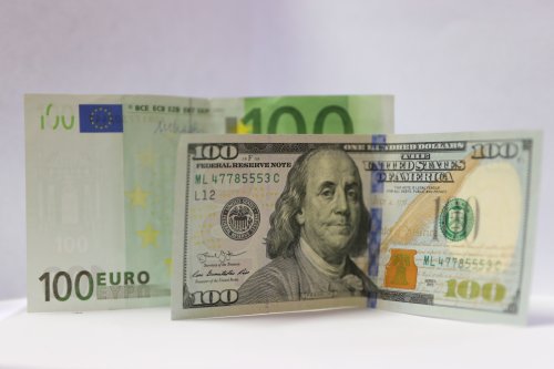Slăbirea monedei euro, încă o lovitură  pentru europeni
