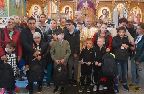 350 de copii din județul Dâmbovița au primit rechizite de la parohii