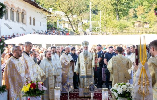 Sfințirea noii biserici a mănăstirii vâlcene Dintr-un Lemn