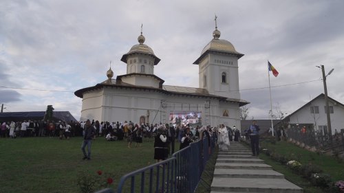Opt arhierei la slujba de târnosire a Bisericii „Sfântul Nicolae” Hlipiceni, Botoșani