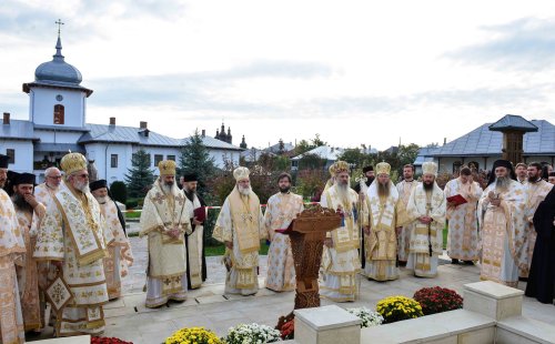 Cea mai mare mănăstire de maici din România a îmbrăcat veșmântul resfințirii