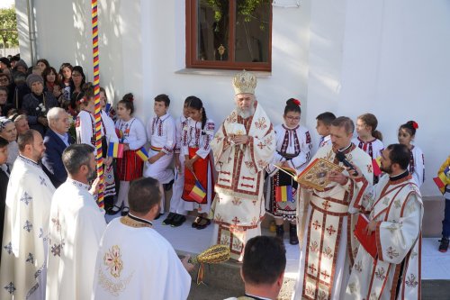 Fiii unui sat brailean, adunați în jurul bisericii resfințite