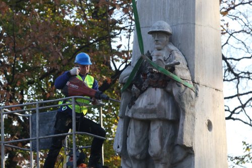 Monumente comuniste dărâmate în Polonia
