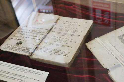 Expoziție de carte pe tema istoriei Iașilor la Biblioteca Centrală Universitară