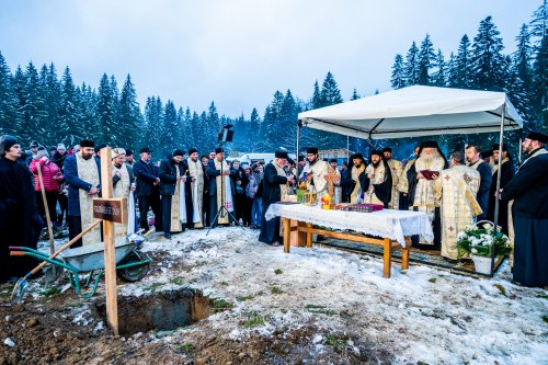 O mănăstire închinată cuvioșilor Cleopa Ilie și Paisie Olaru va fi ridicată la Vadu Negrilesei, Suceava