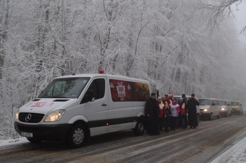 Caravana „Dar de Crăciun” a Episcopiei Hușilor a pornit spre casele copiilor