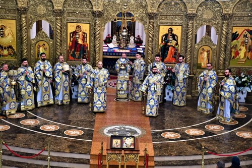 Binecuvântare pentru credincioși la Catedrala Episcopală din Caransebeș