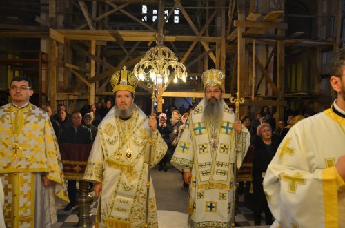 Doi ierarhi au liturghisit la biserica din cartierul Fabric, Timișoara