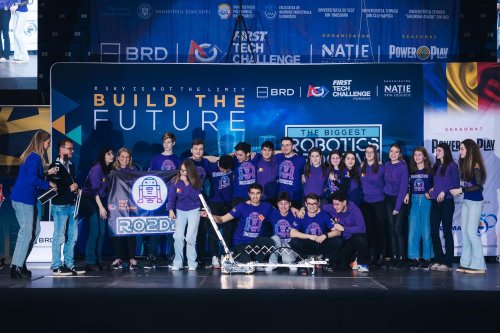 Elevii români îşi apără  titlul mondial în robotică