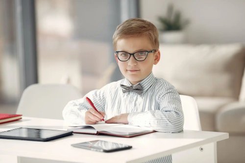 Cum îi convingem pe copii să poarte ochelarii de vedere