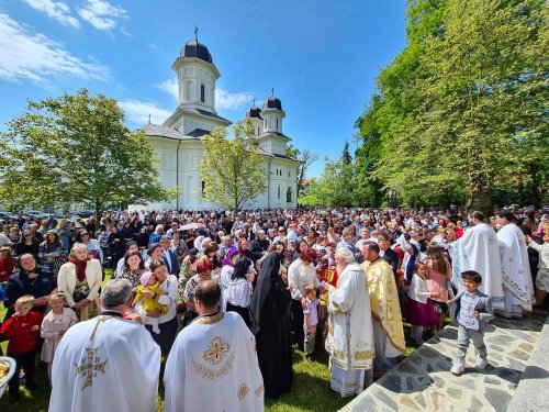 Mii de pelerini la hramul istoric al Mănăstirii Dobric, Bistriţa‑Năsăud