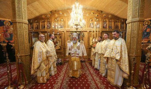 Liturghie arhierească și hirotonii la Mănăstirea Podul Bulgarului