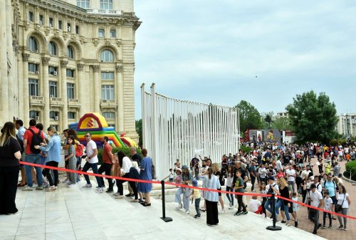 Mii de copii la joacă în Palatul Parlamentului