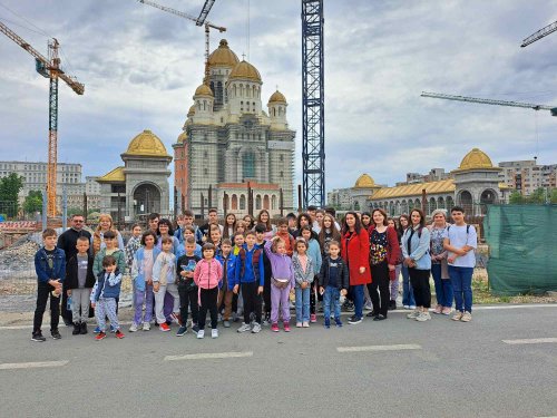 Tineri din Prahova la Catedrala Națională și alte obiective din București 