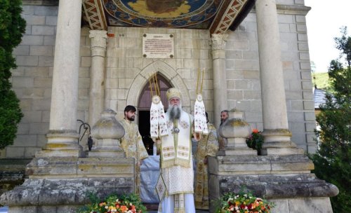 Popas de rugăciune la Mănăstirea Stânișoara, județul Vâlcea