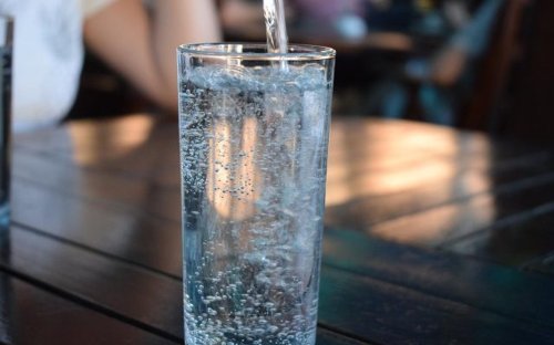Cum trebuie consumată apa minerală