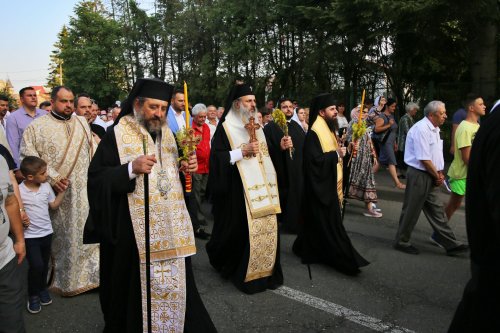 Mii de oameni, împreună cu sfinții, în procesiune la Piatra Neamț