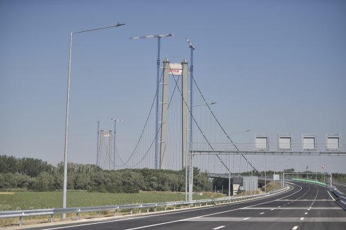 Cinci ani fără taxă  la trecerea podului suspendat peste Dunăre
