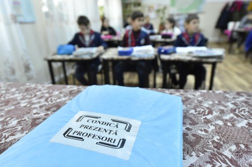 Zeci de profesori pensionari buzoieni rămân la catedră