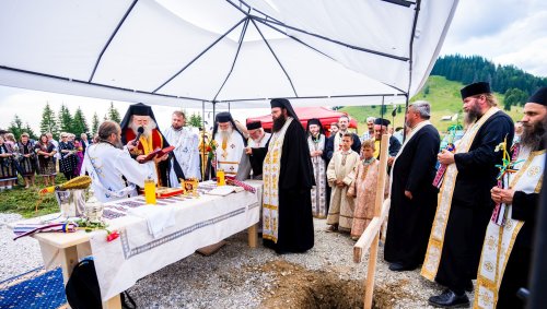 Piatra de temelie pentru o noua biserică mănăstirească în Bucovina