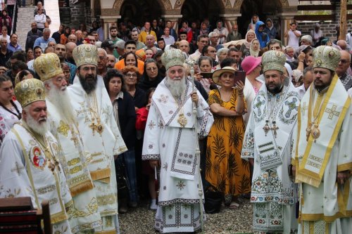 Mii de credincioşi la hramul Mănăstirii Lainici