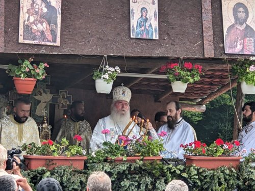 Peste 1.000 de pelerini la hramul Mănăstirii Fârdea din Timiș 