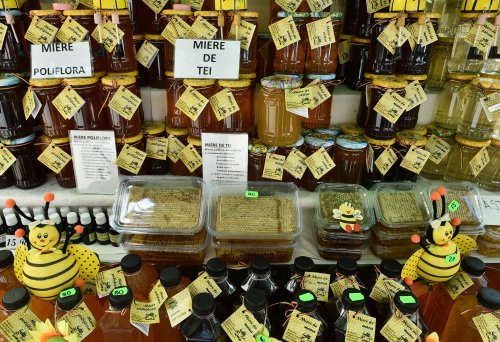 Apicultorii români își vând mierea cu dificultate